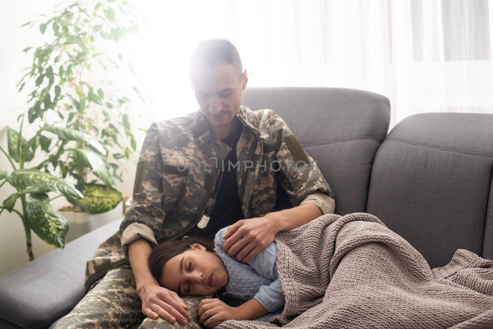 Soldier surprises his daughter with his arrival at home.