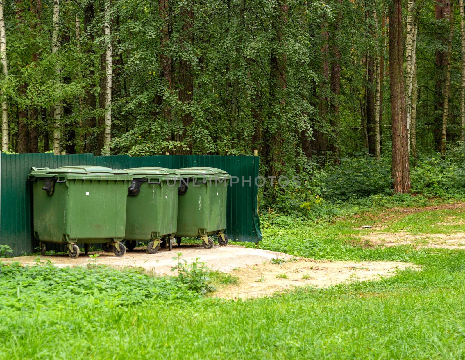 Photo garbage containers background green forest o by electrovenik