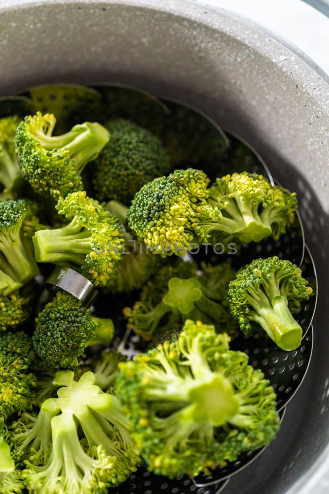 Steamed broccoli by arinahabich