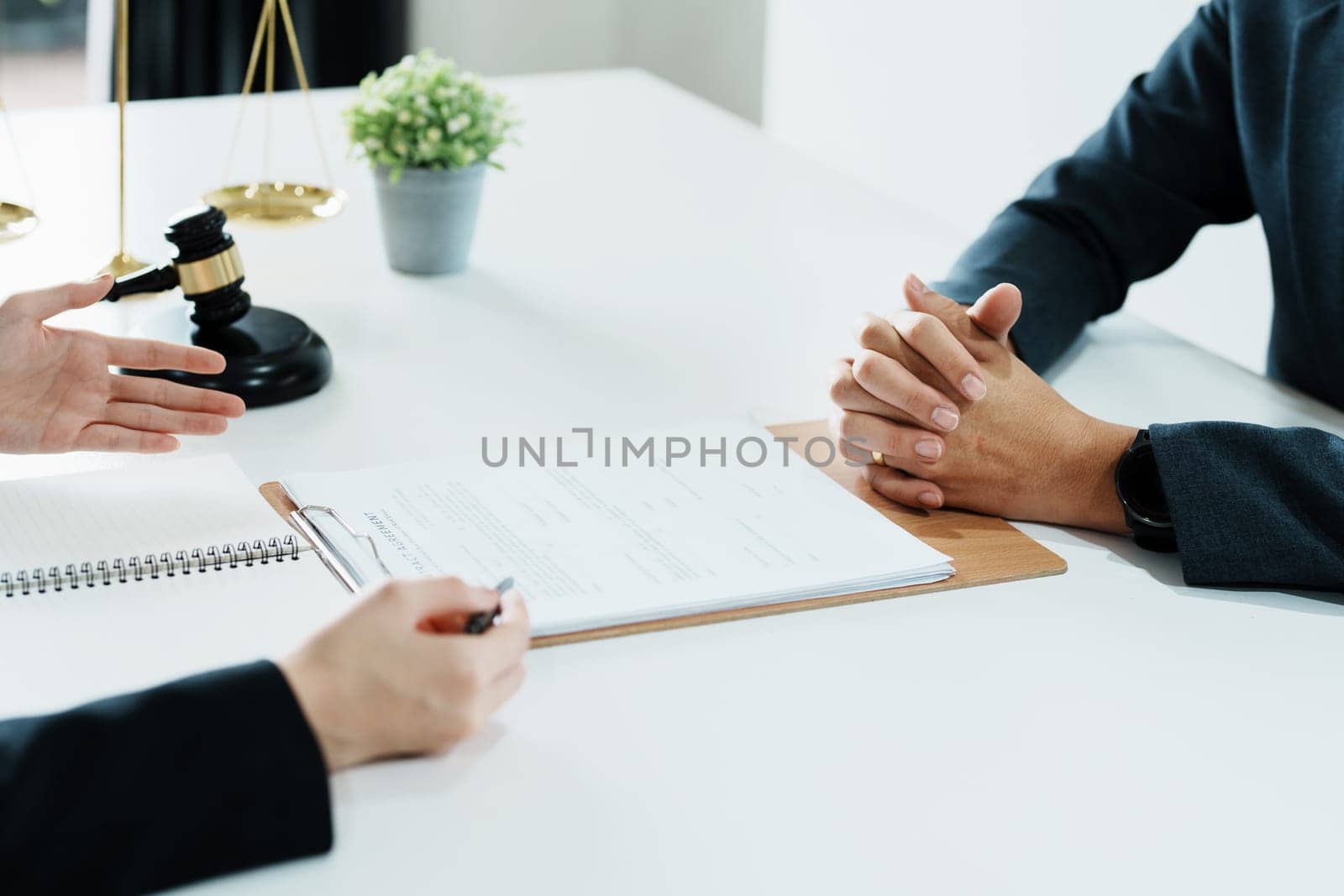 The signing of important documents between the lawyer and the client to enter into an agreement in a court case by Manastrong