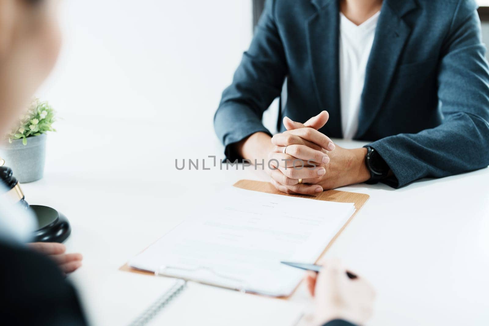 The signing of important documents between the lawyer and the client to enter into an agreement in a court case by Manastrong