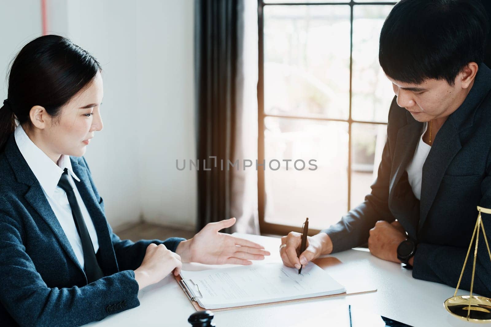 The signing of important documents between the lawyer and the client to enter into an agreement in a court case by Manastrong