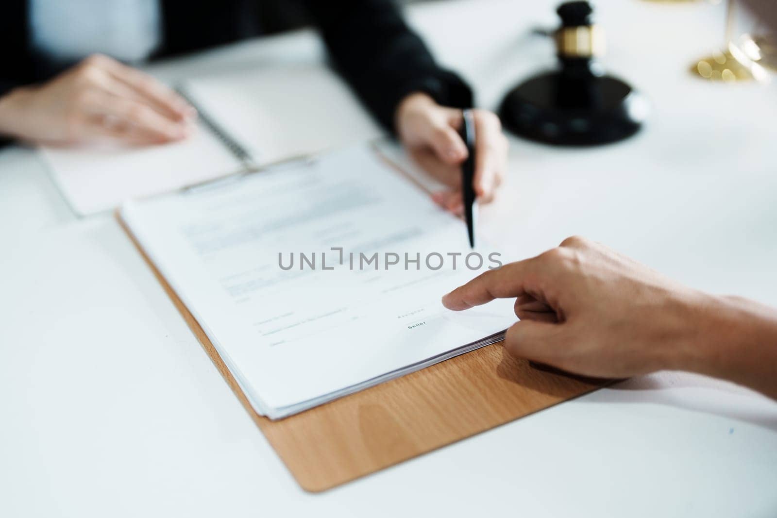 The signing of important documents between the lawyer and the client to enter into an agreement in a court case by Manastrong