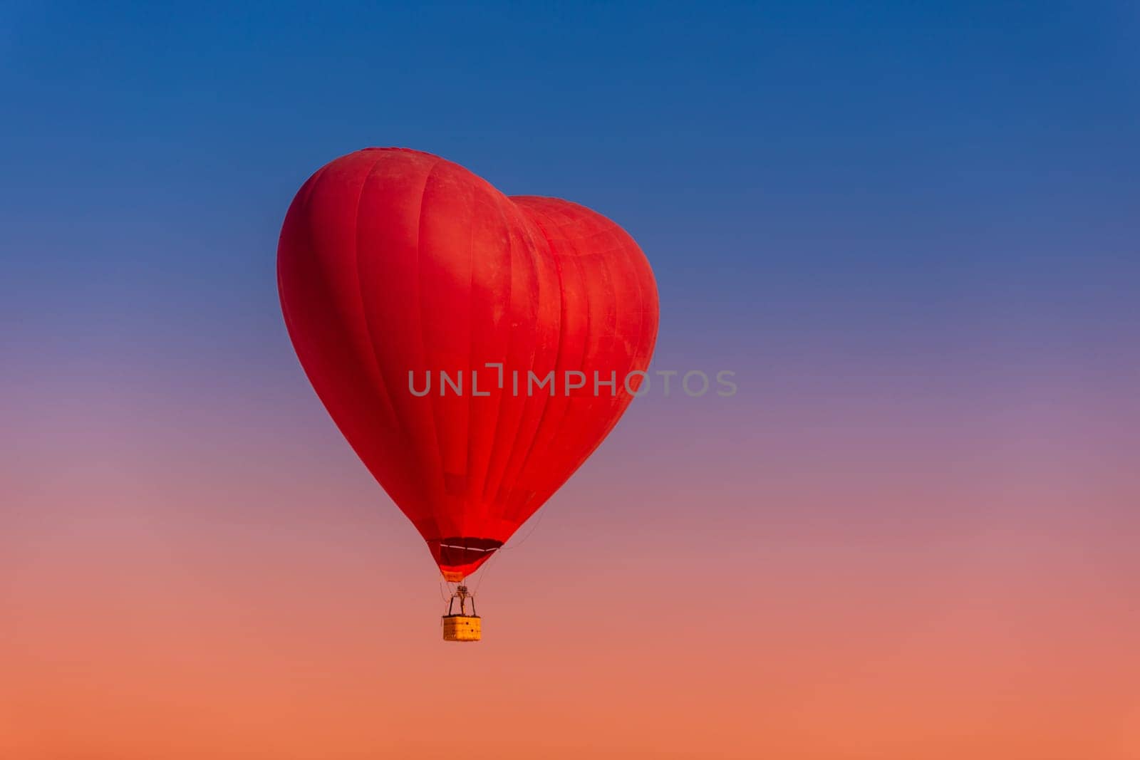 Postcard mockup with copys pace for 14 february day with a balloon in the shape of a red heart.