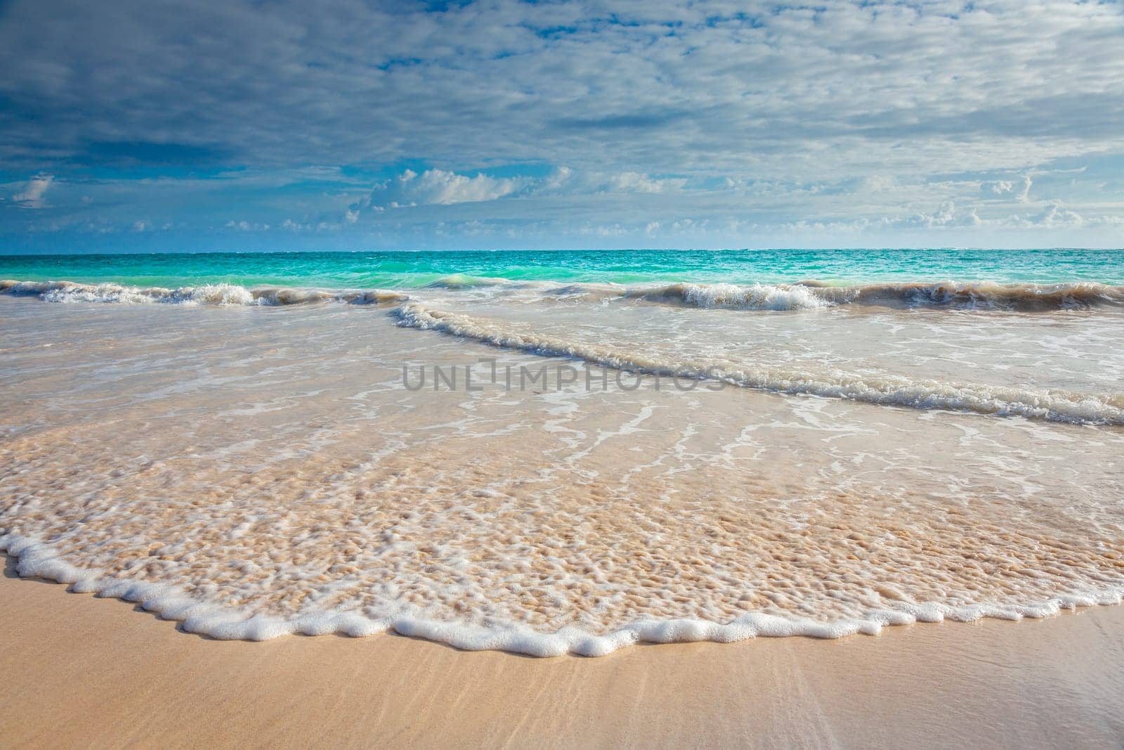 Arashi secluded beach on Aruba island at sunny day, Caribbean sea