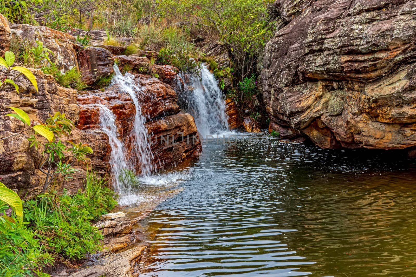 Beautiful and small waterfall among the rocks and vegetation of the Biribiri environmental reserve in Diamantina, Minas Gerais.
