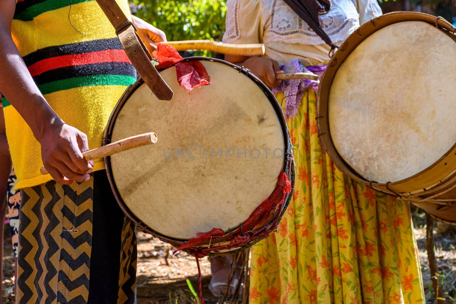 Ethnic and rudimentary drums in a religious festival that originated in the mixing of the culture of enslaved Africans with European colonizers