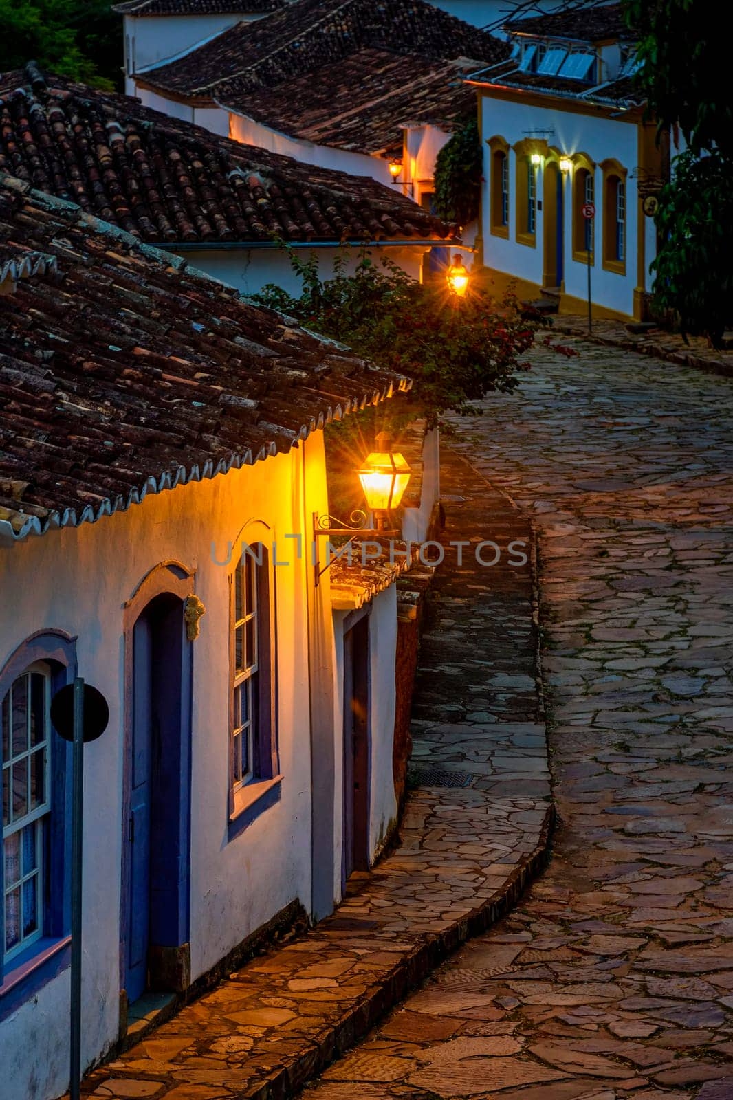 Night image of a slope with cobblestones and colonial-style houses in the old town of Tiradentes in Minas Gerais
