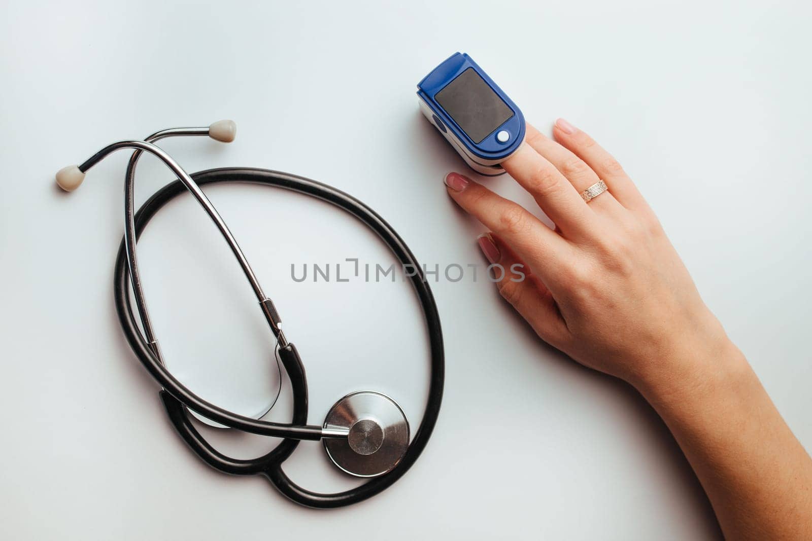 diagnostics of coronaviruses and pneumonia device heart rate monitor measures lung soturation and statoscope.