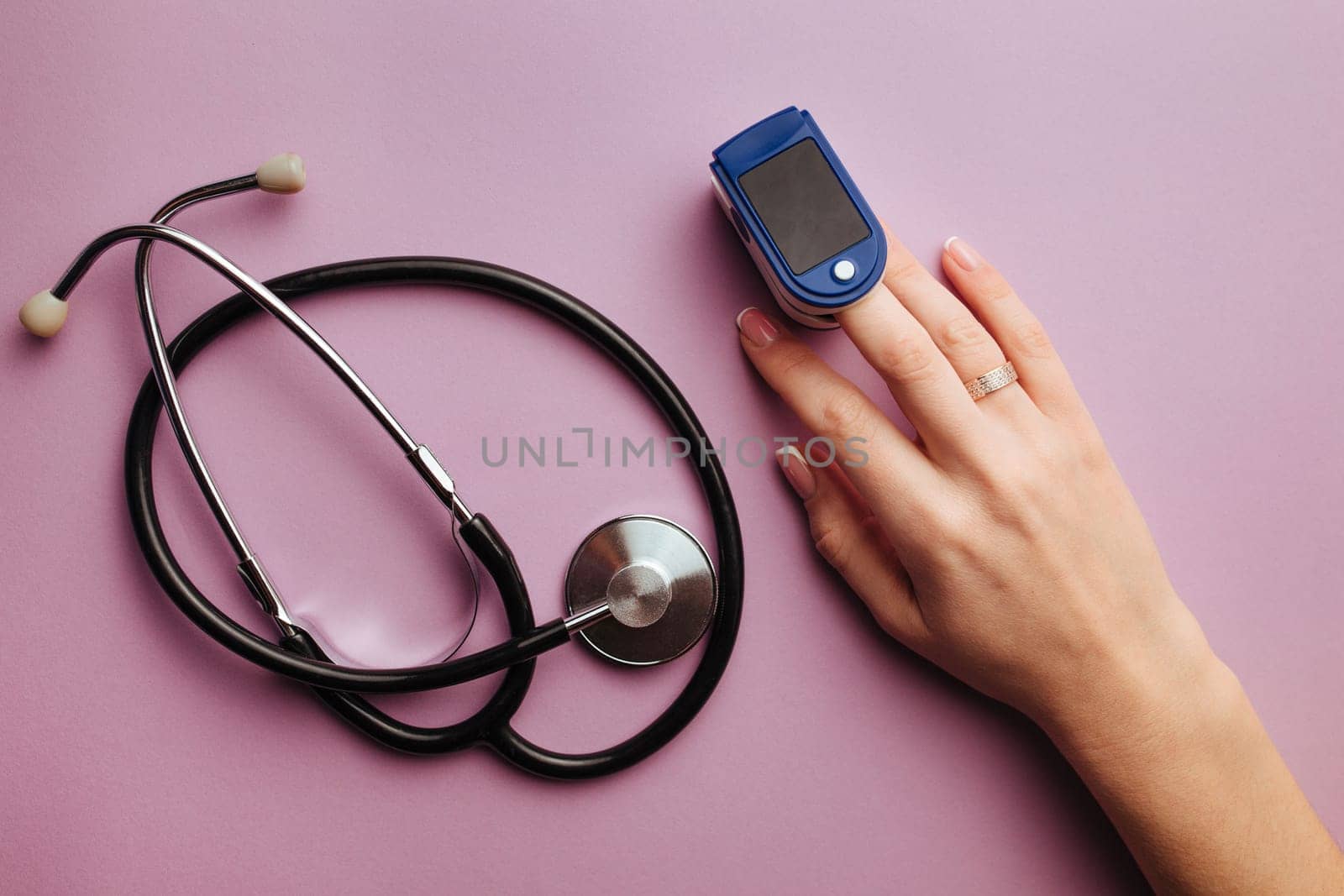 diagnostics of coronaviruses and pneumonia device heart rate monitor measures lung soturation and statoscope.