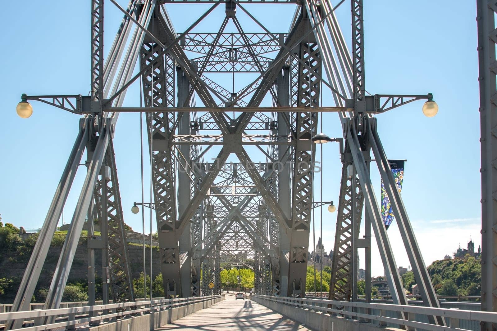 Красивый ажурный металлический мост через одну из рек в Оттаве