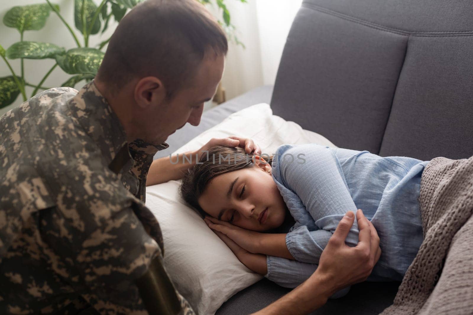 Soldier surprises the sleeping family with his arrival at home. by Andelov13