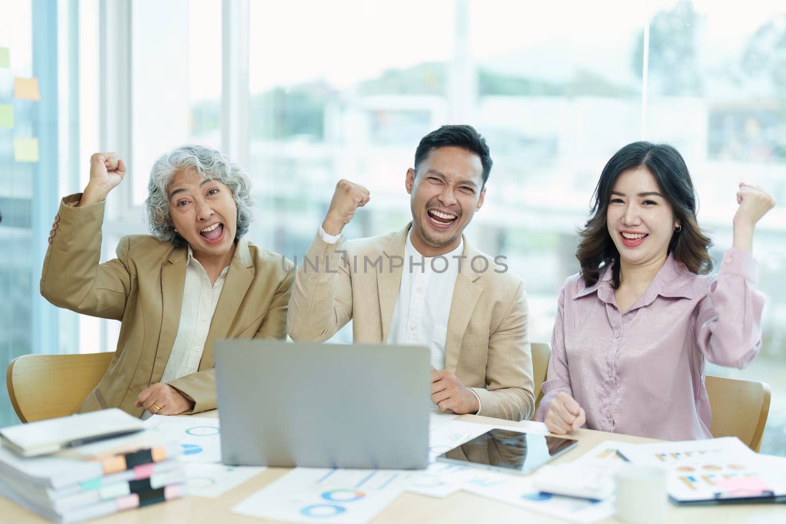 Entrepreneurs and a group of Asian entrepreneurs are delighted to be successful in marketing planning. Successfully exceeded the target set. Received bonuses and good salary by Manastrong