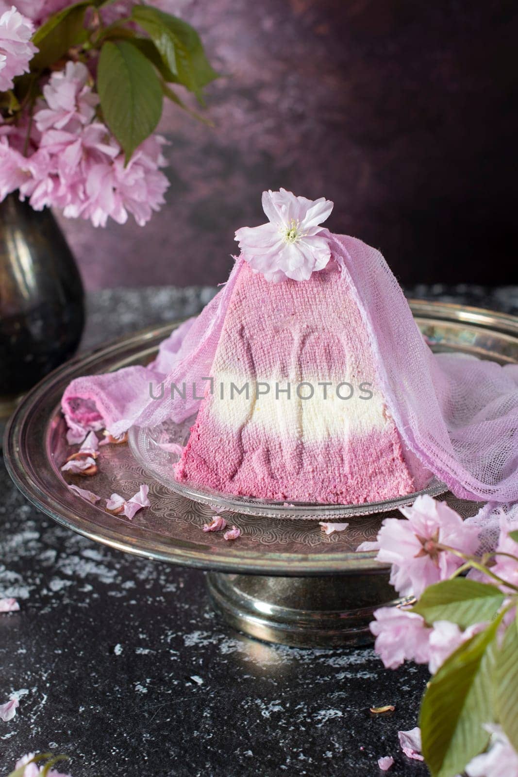 sweet curd orthodox easter on the background of purple sakura flowers, traditional food, sweet home, High quality photo