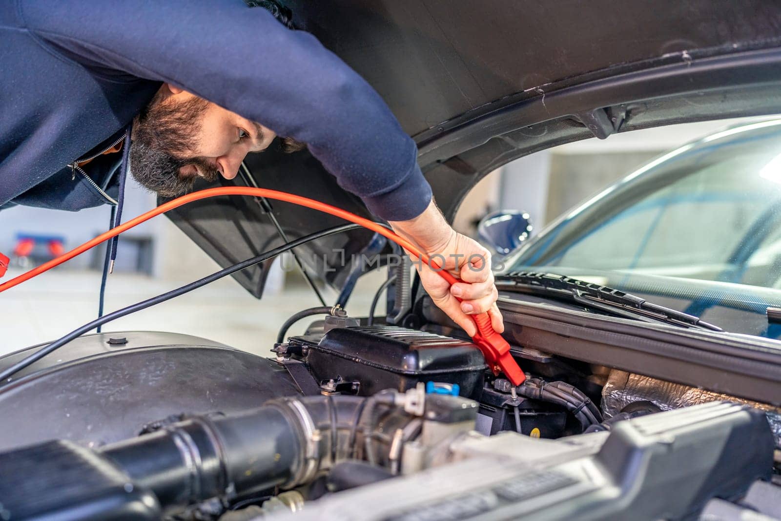 starting the car engine using the starter cable.