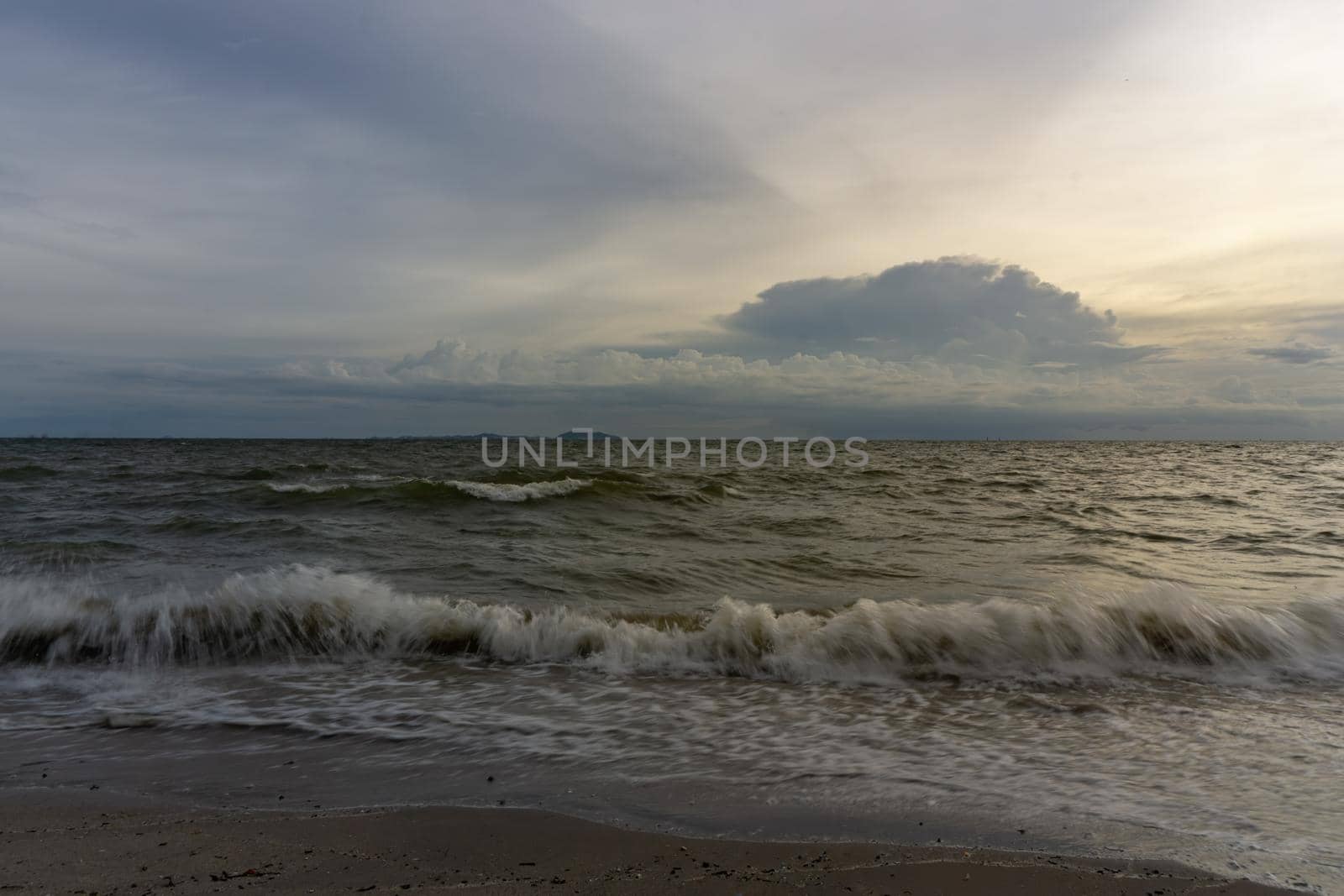 The evening sky has clouds full of sky, the light from the sun reflect Seawater, sea surface
