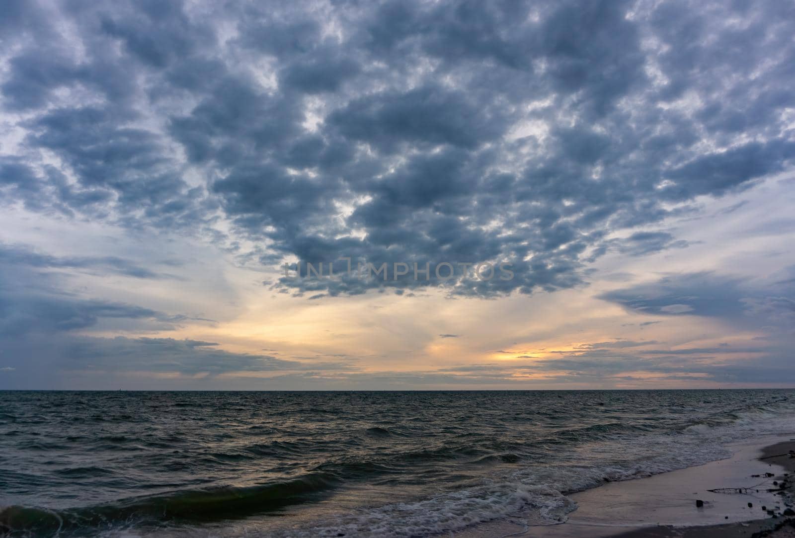 The evening sky has clouds full of sky, the light from the sun reflect Seawater, sea surface
