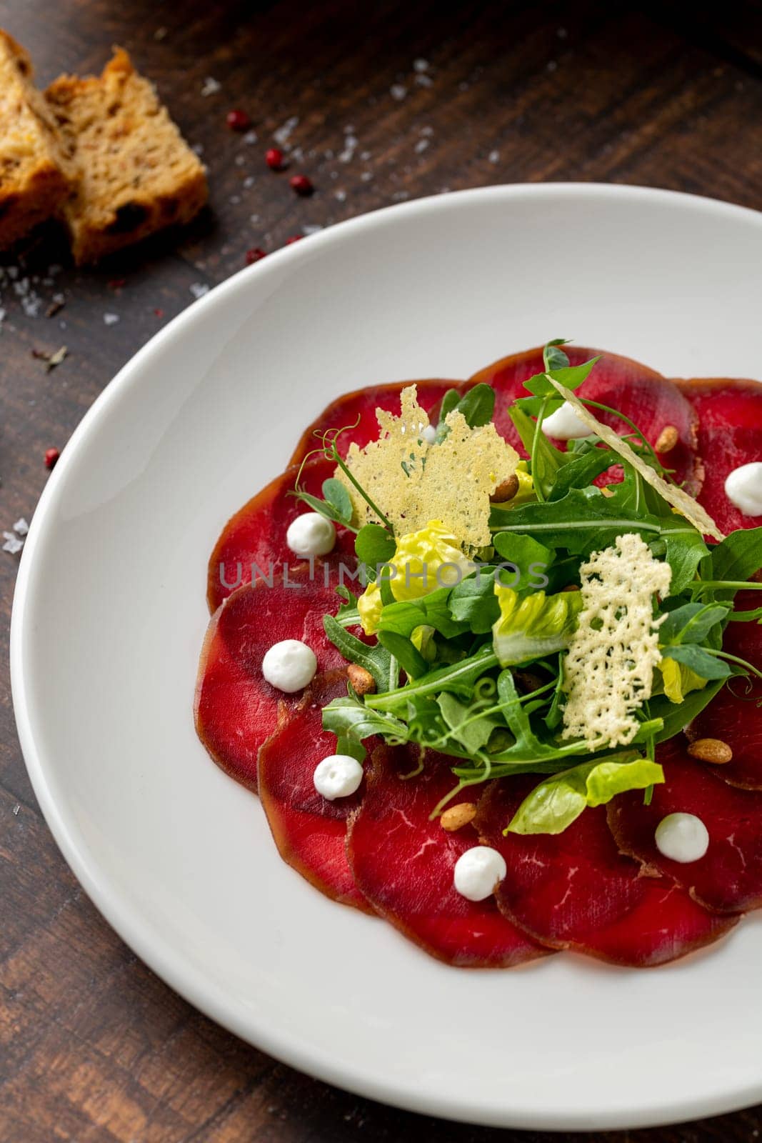 Carpaccio di Manzo. Dana eti, pesto sos ve Parmesan tuile ile Carpaccio