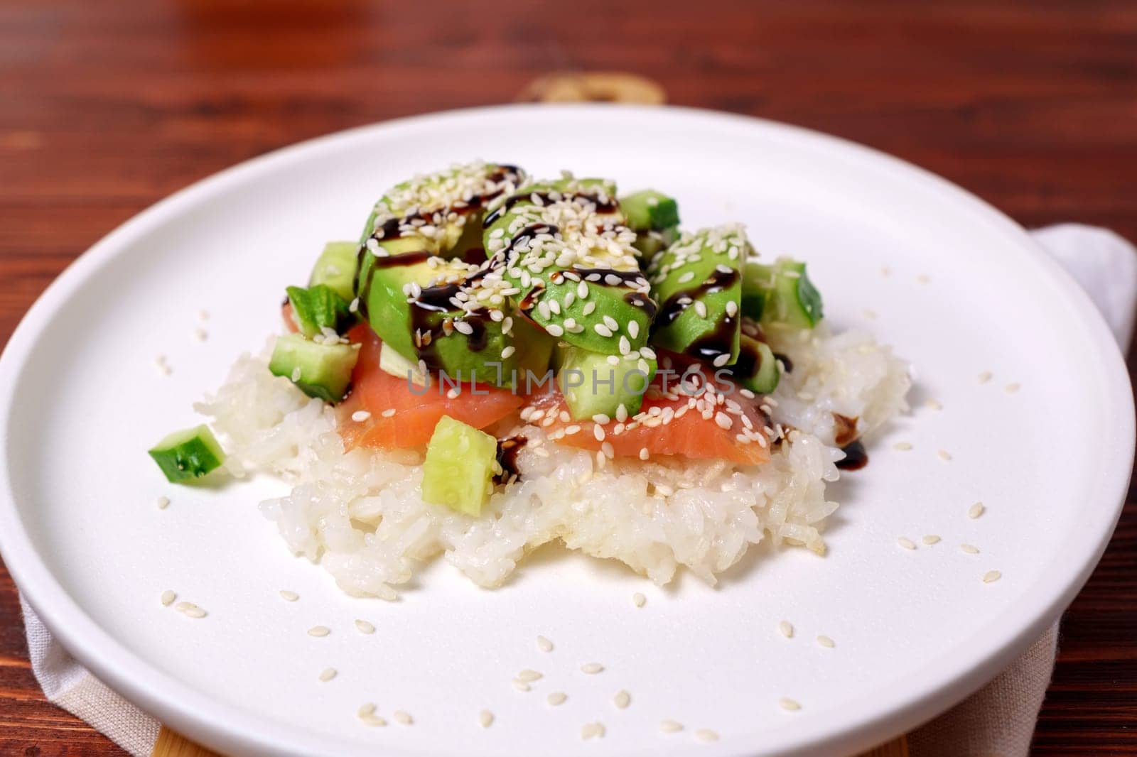 Sushi waffle is a recipe that has become quite popular. Home cooking, salmon, cucumber, avocado, sesame and sauce