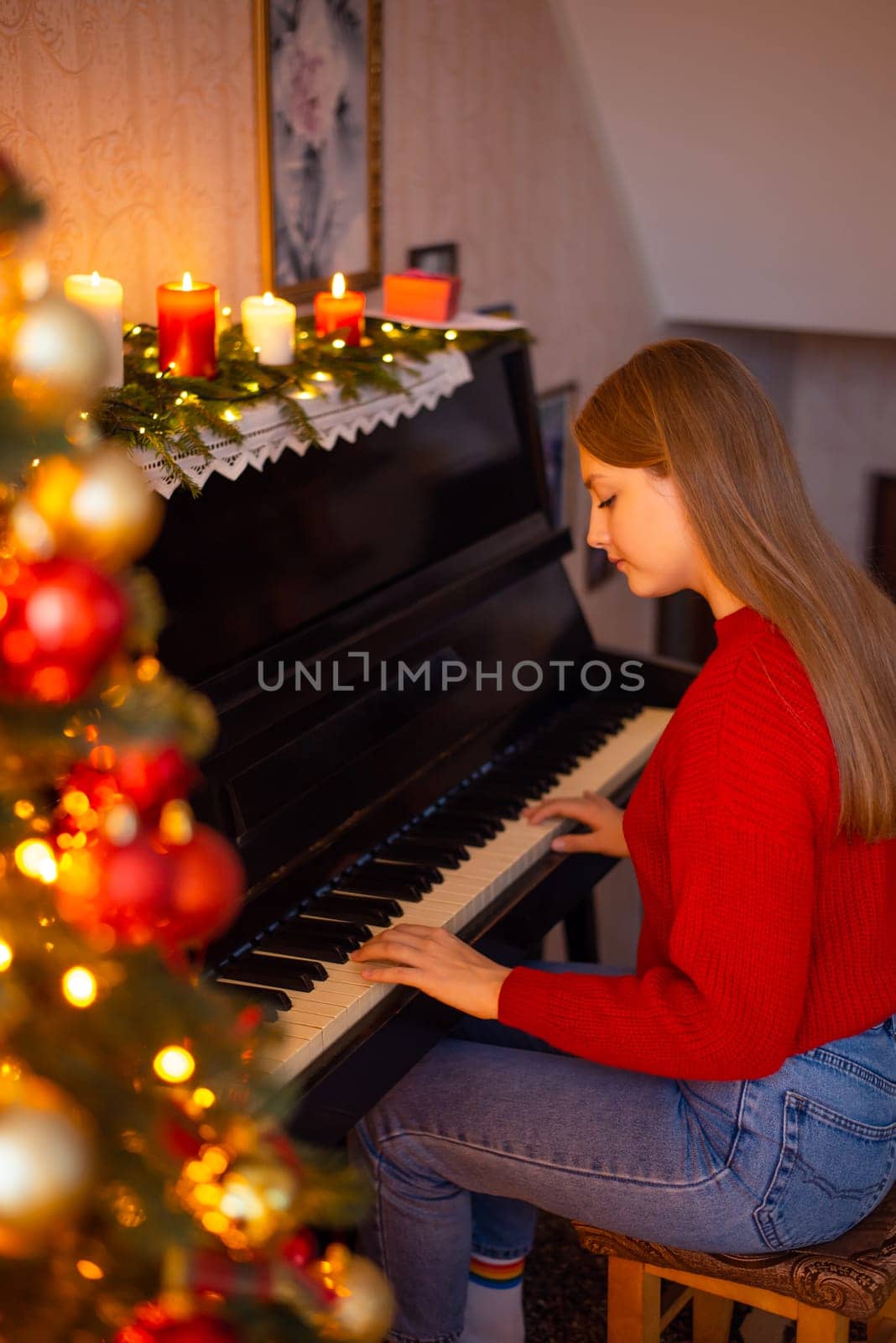 Christmas celebration, festive atmosphere, playing the piano Christmas songs
