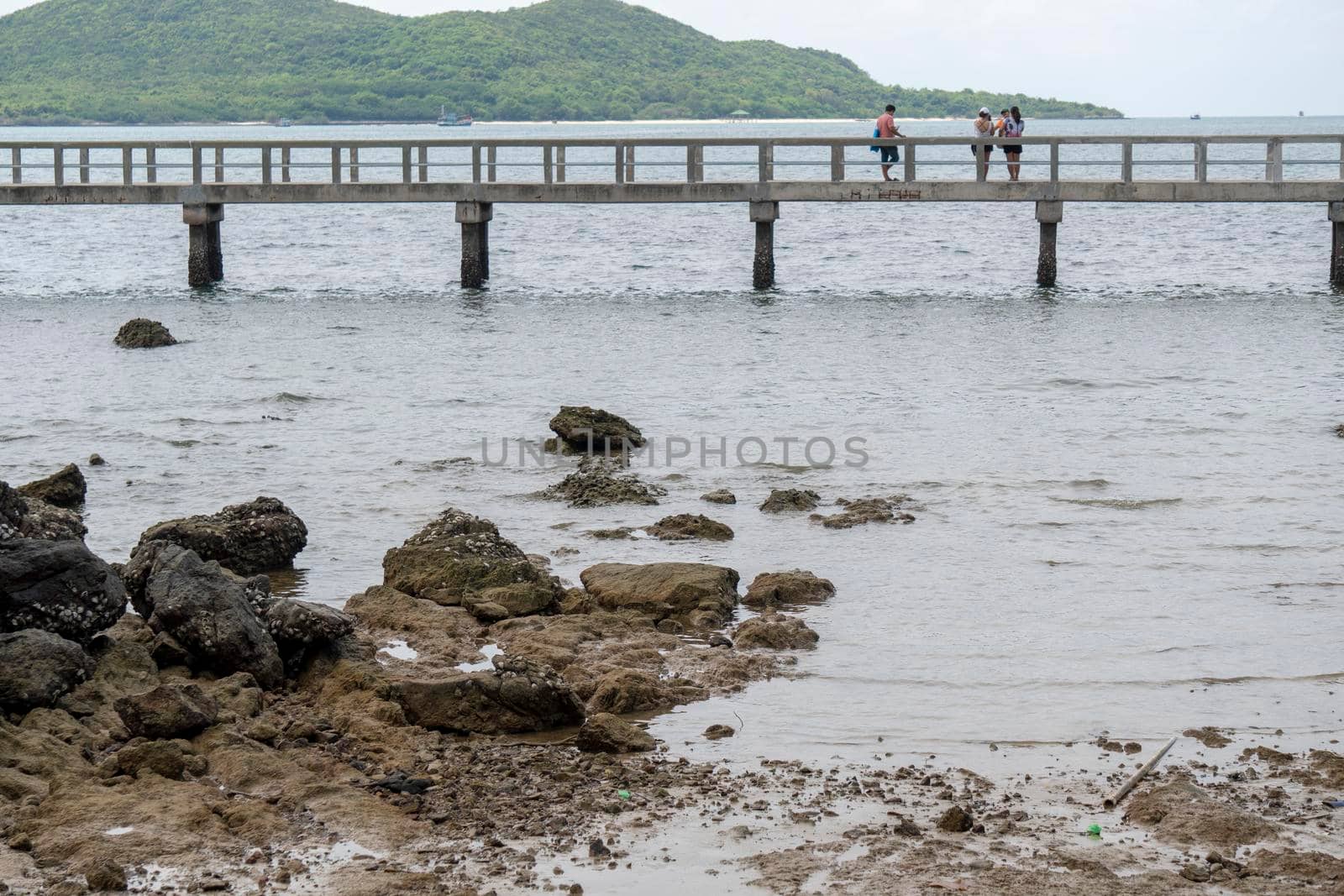 Rocks in the sea on the back, overlooking the original bridge, overlooking the Sattahip seaside.