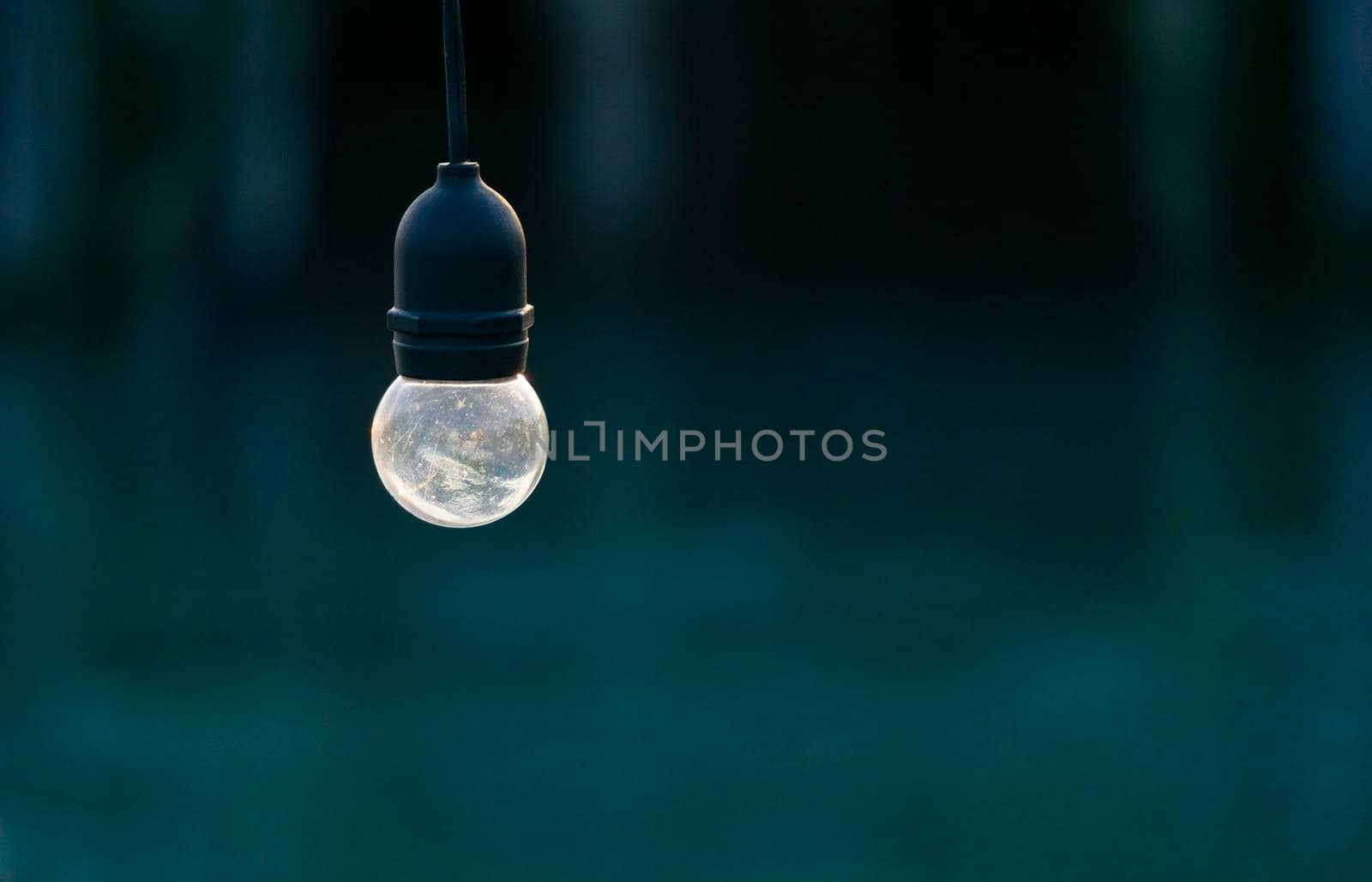 Reducing old incandescent lights with a rubberized base for outdoor use Because it is waterproof