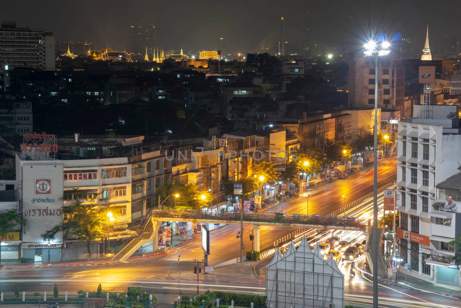 Wongwian Yai, Bangkok, Thailand.Match 3 2019  Road traffic And the Thai capital is decorated with night lights Visible from a distance