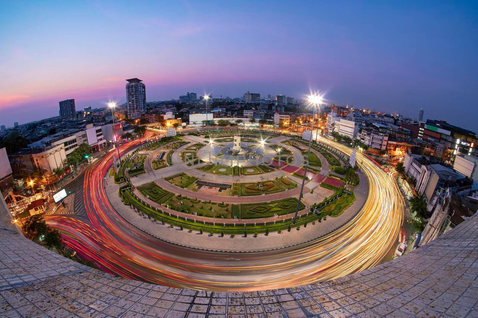 Wongwian Yai, Bangkok, Thailand.Match 3 2019 Traffic light with long haul cars is a line around the big circle. 
