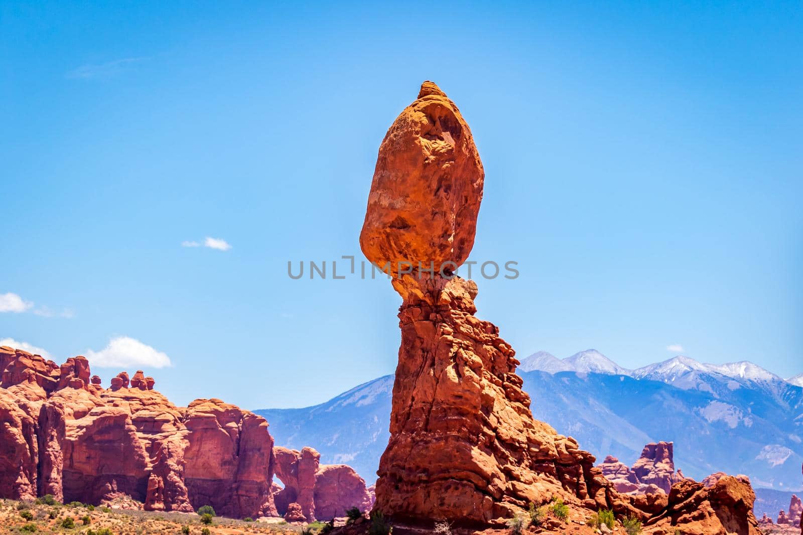 Balanced Rock in Arches National Park by gepeng