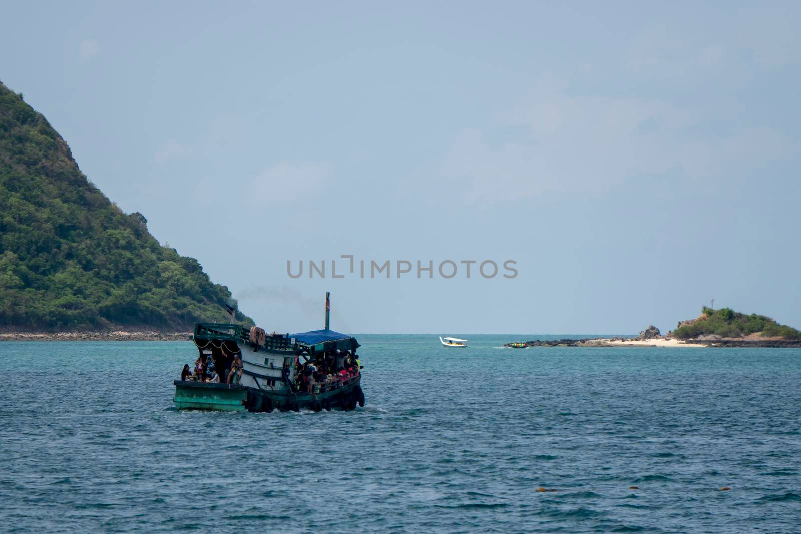 Boat crossing Sattahip and Koh Kham Carry passengers full of boats