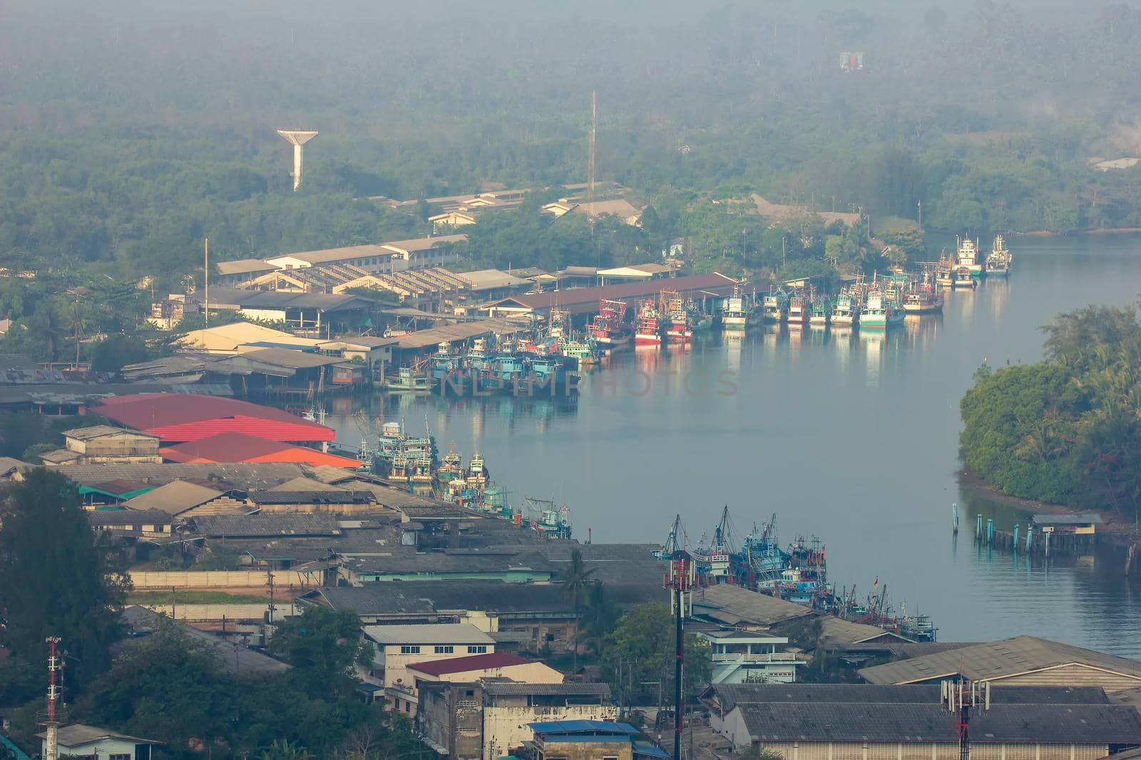 Fishing village Live by the river near the sea Fishing boat docked Waiting out for fish at night	
