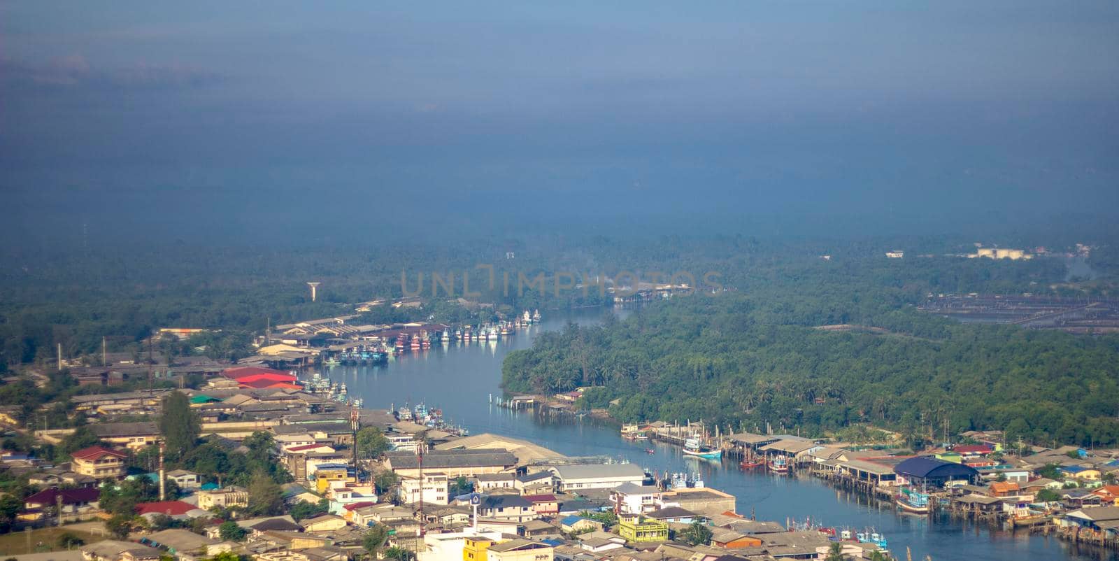 Fishing village Live by the river near the sea Fishing boat docked Waiting out for fish at night	
