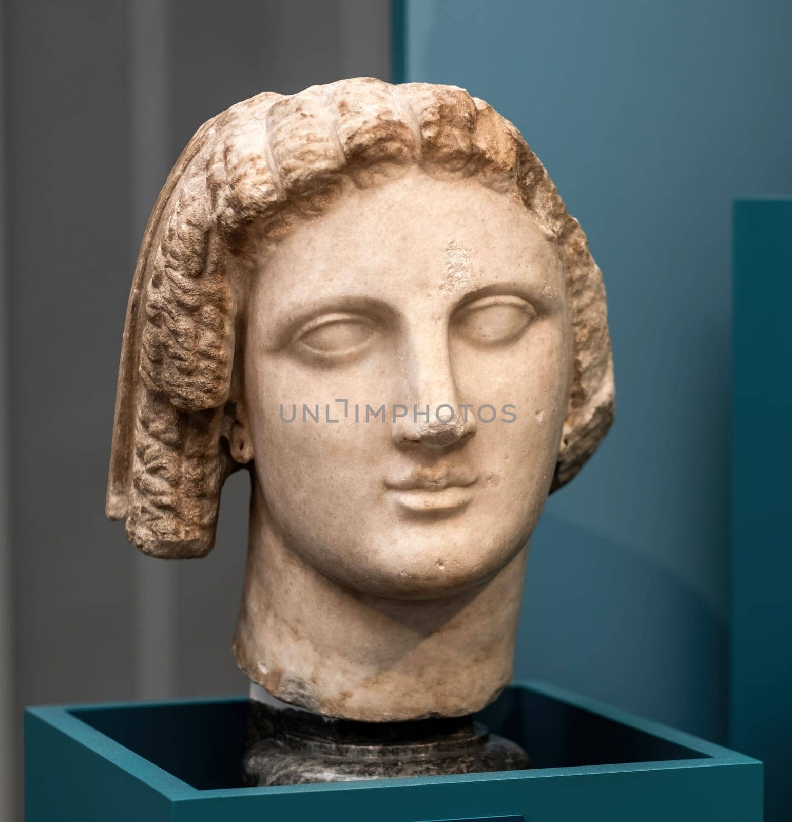 Sculpture bust A qween with the curles of Isis in Berlin museum by GekaSkr