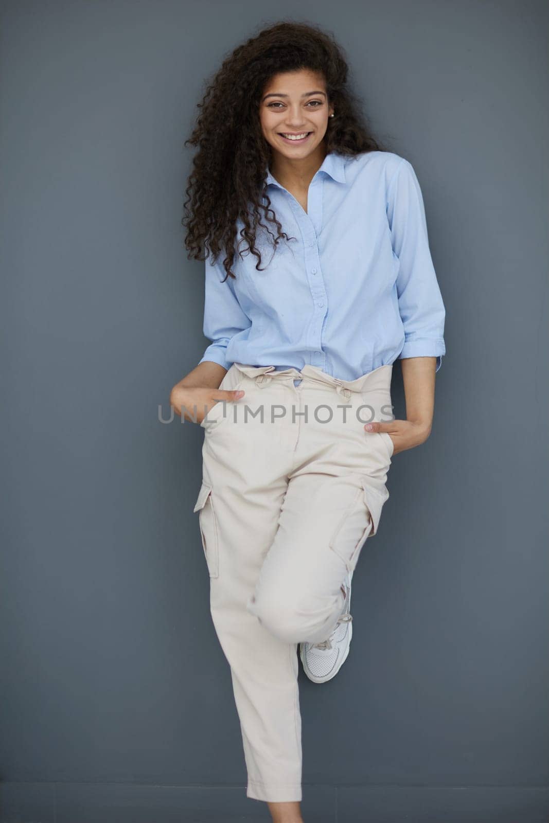 Photo of cheerful self-assured lady folded arms wear blue shirt grey color background