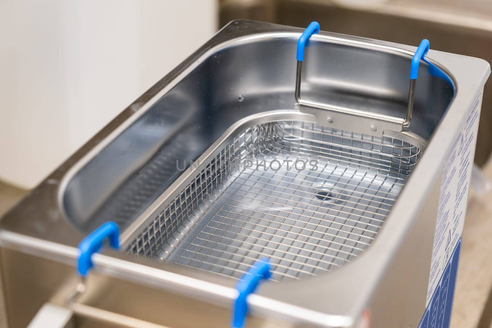 Ultrasonic bath for cleansing objects and jewelry.