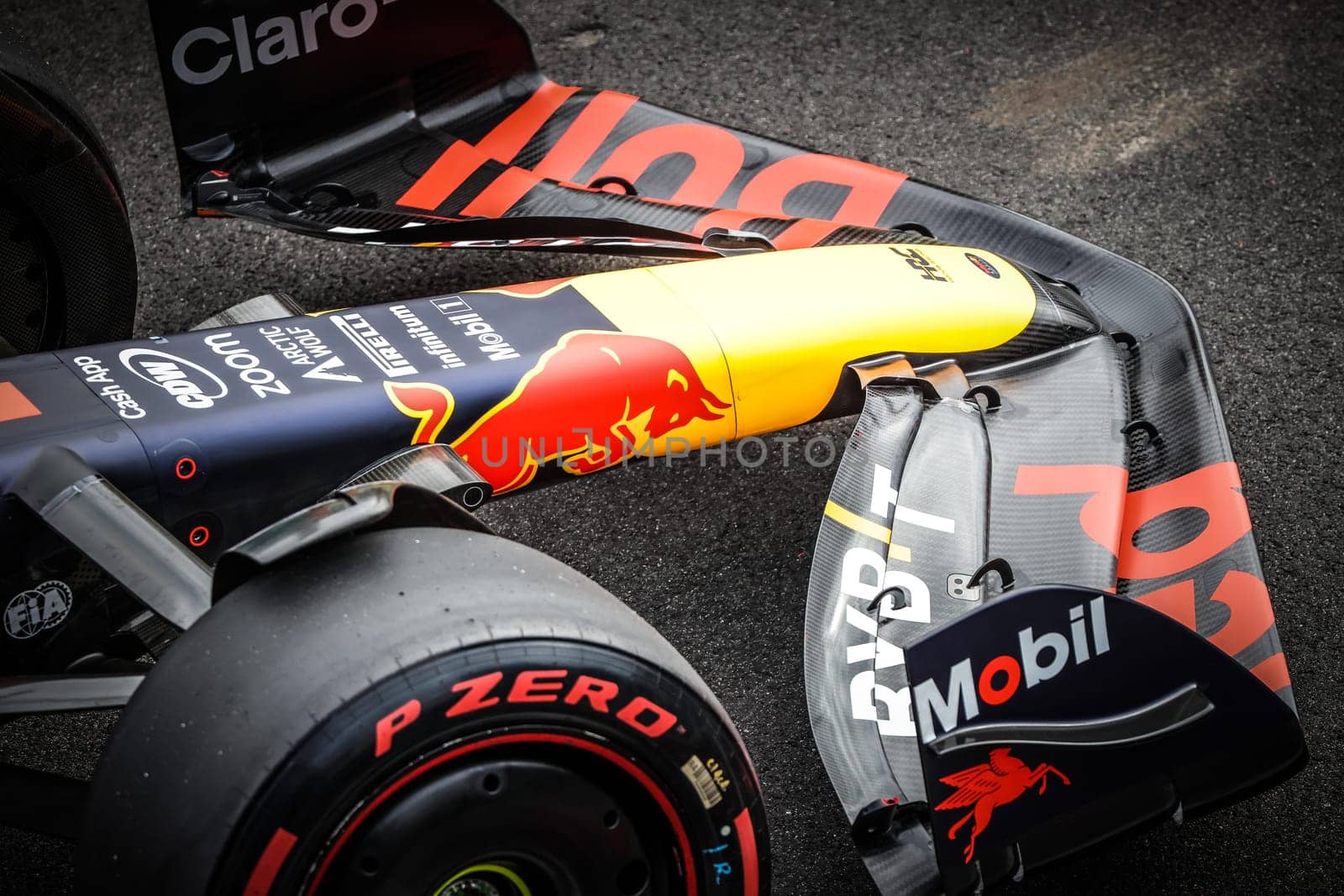 MELBOURNE, AUSTRALIA - APRIL 01: Max Verstappen of the Netherlands drives the Oracle Red Bull Racing RB19 during qualifying at the 2023 Australian Grand Prix at Albert Park in Melbourne, Australia