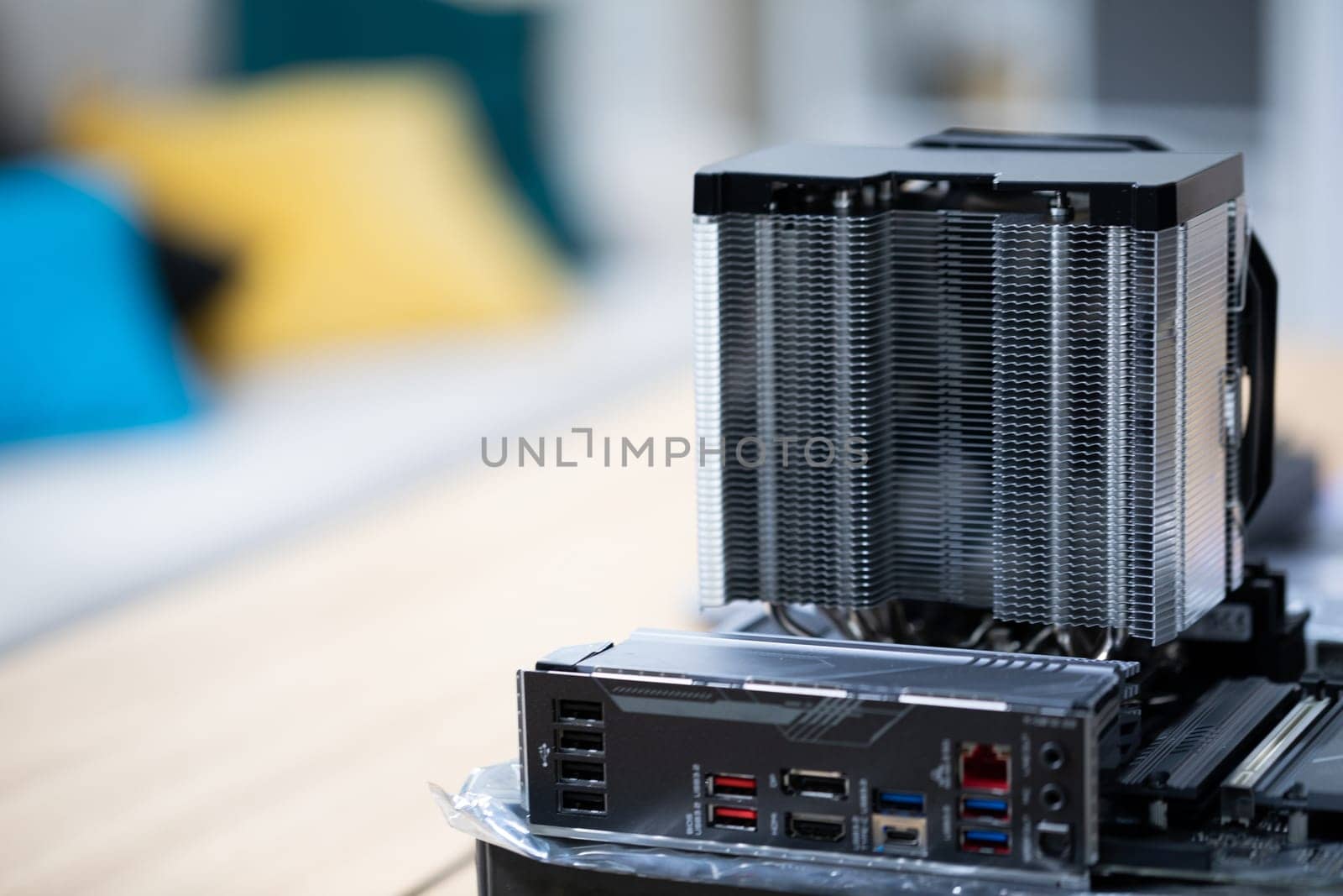 Presentation of computer hardware. The process of replacing old cooling systems with new ones to boost processor performance. Replacing the cooling system in the computer. Passive cooling of the processor.