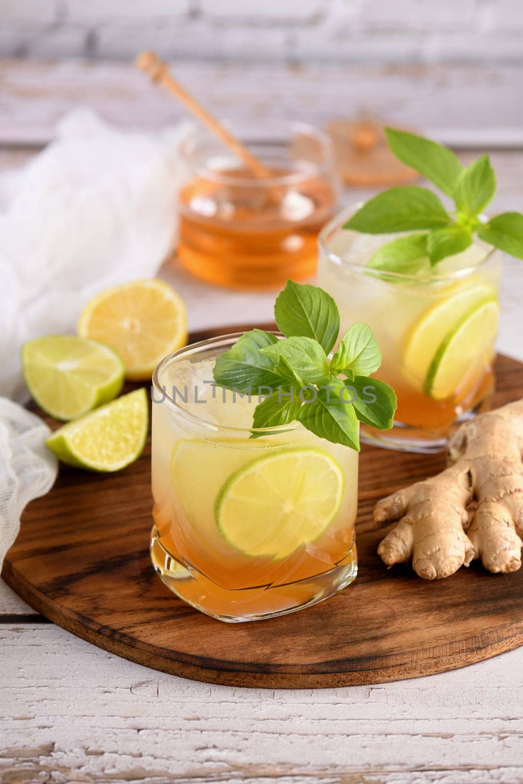 Honey ginger lemonade by Apolonia