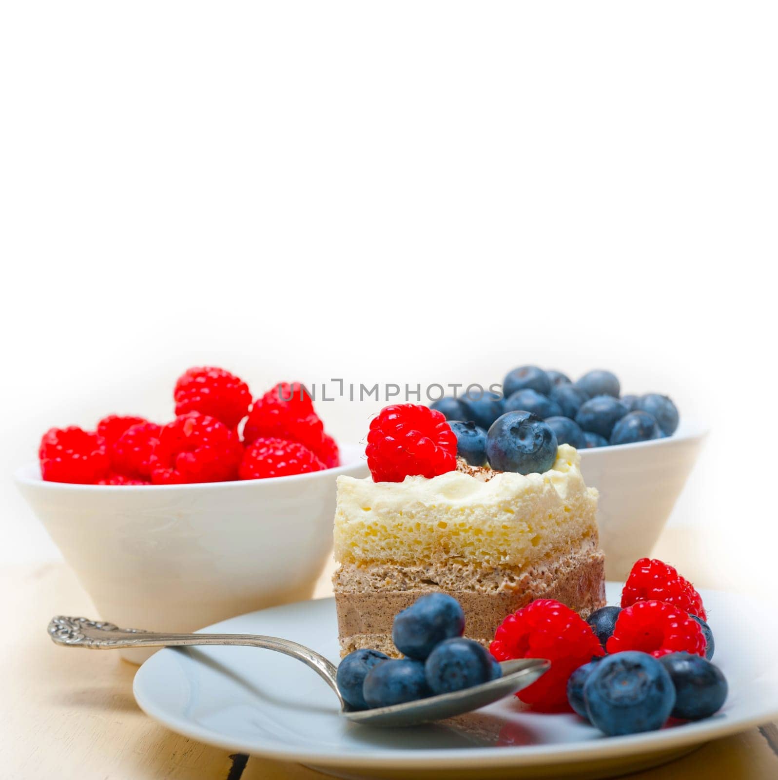 fresh raspberry and blueberry cake by keko64