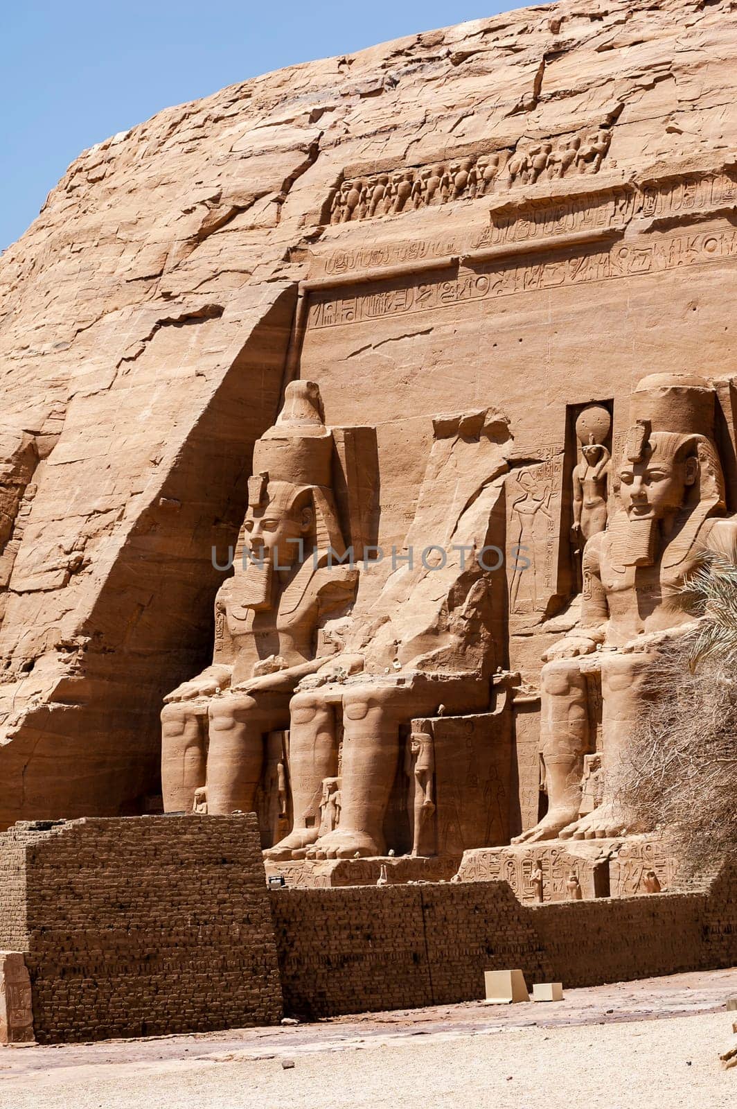 The colossuses of Abu Simbel by Giamplume