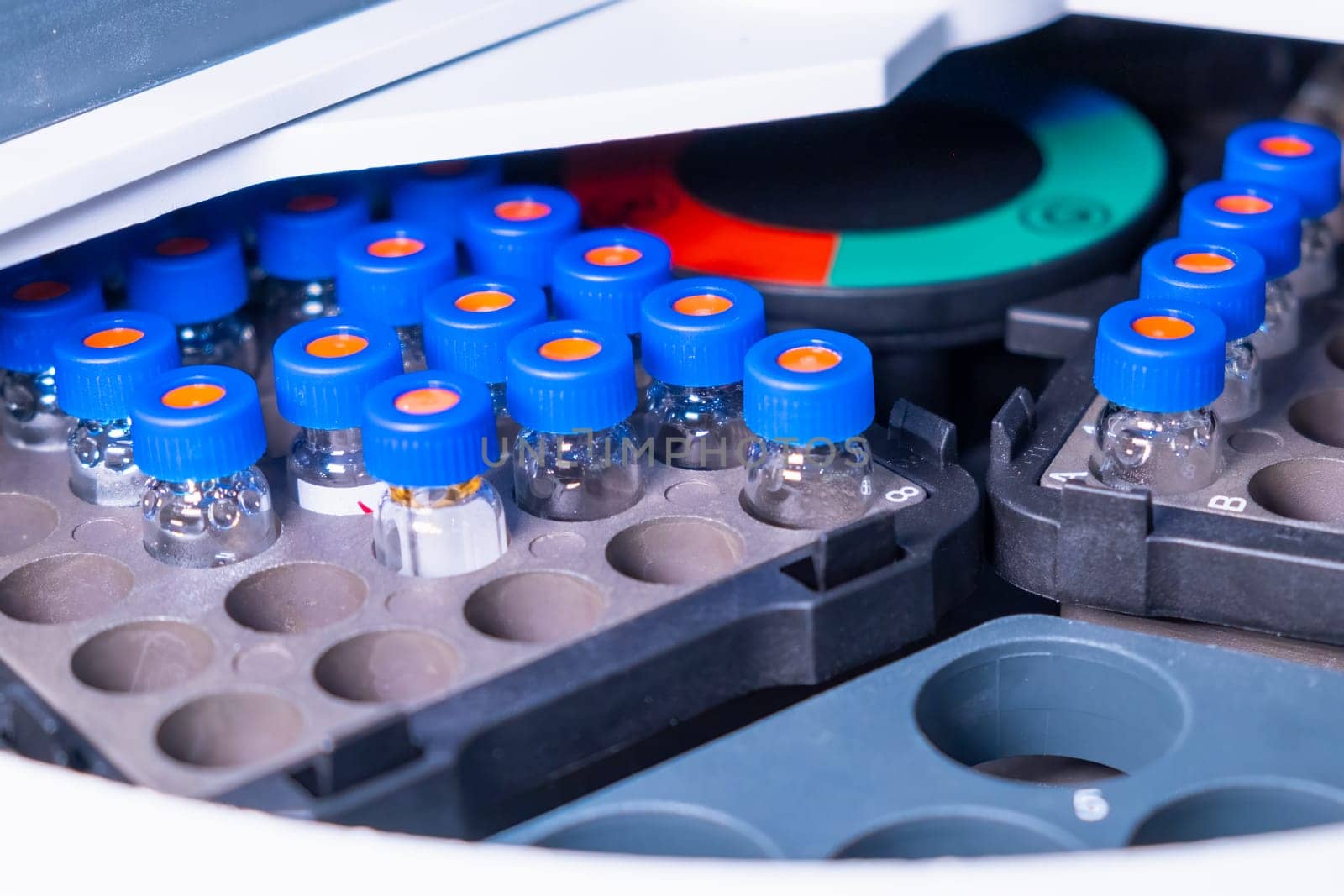 Auto sampler with glass vials for chromatographic separation and analysis of organic compounds. Study of plant metabolomic.