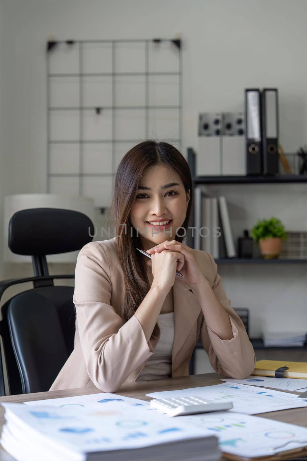 Portrait of successful confident pretty, Young asian business woman or freelancer wearing formal stylish clothes, arms crossed, looking at camera, smiling friendly.