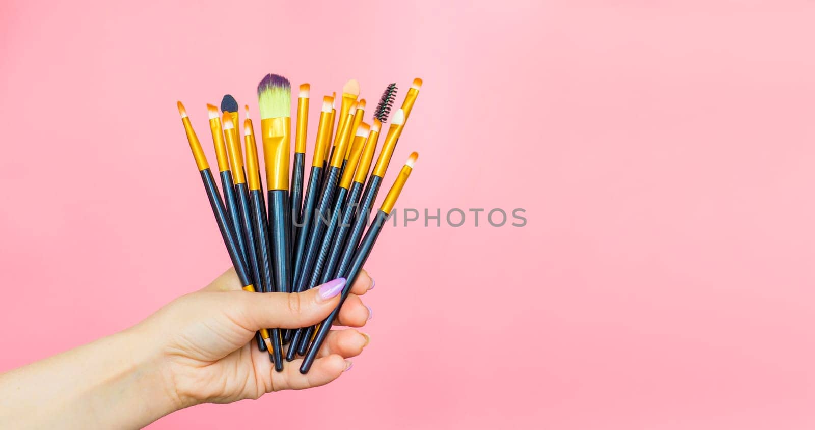 hand holding 15 Makeup Brushes Set, Synthetic Foundation Brushes by Suietska
