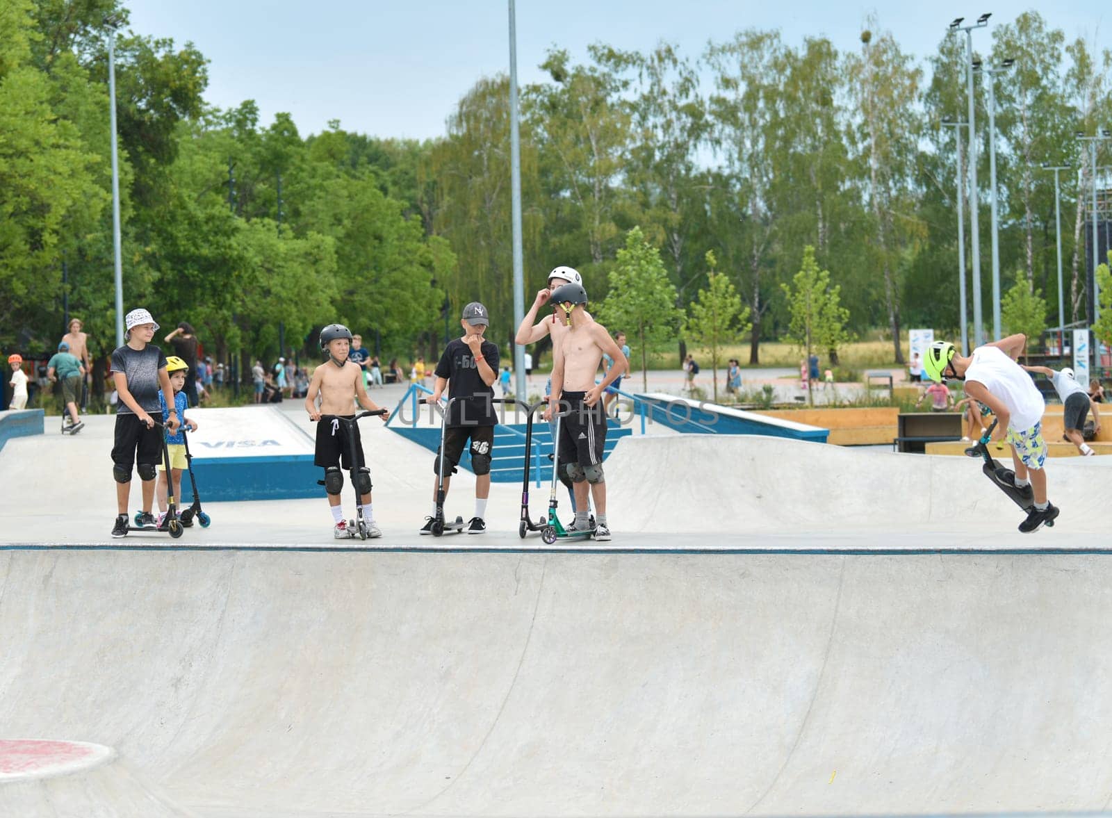 06.03.2022. Ukraine, Kyiv, VDNG park. children and teenagers ride skateboards by Suietska