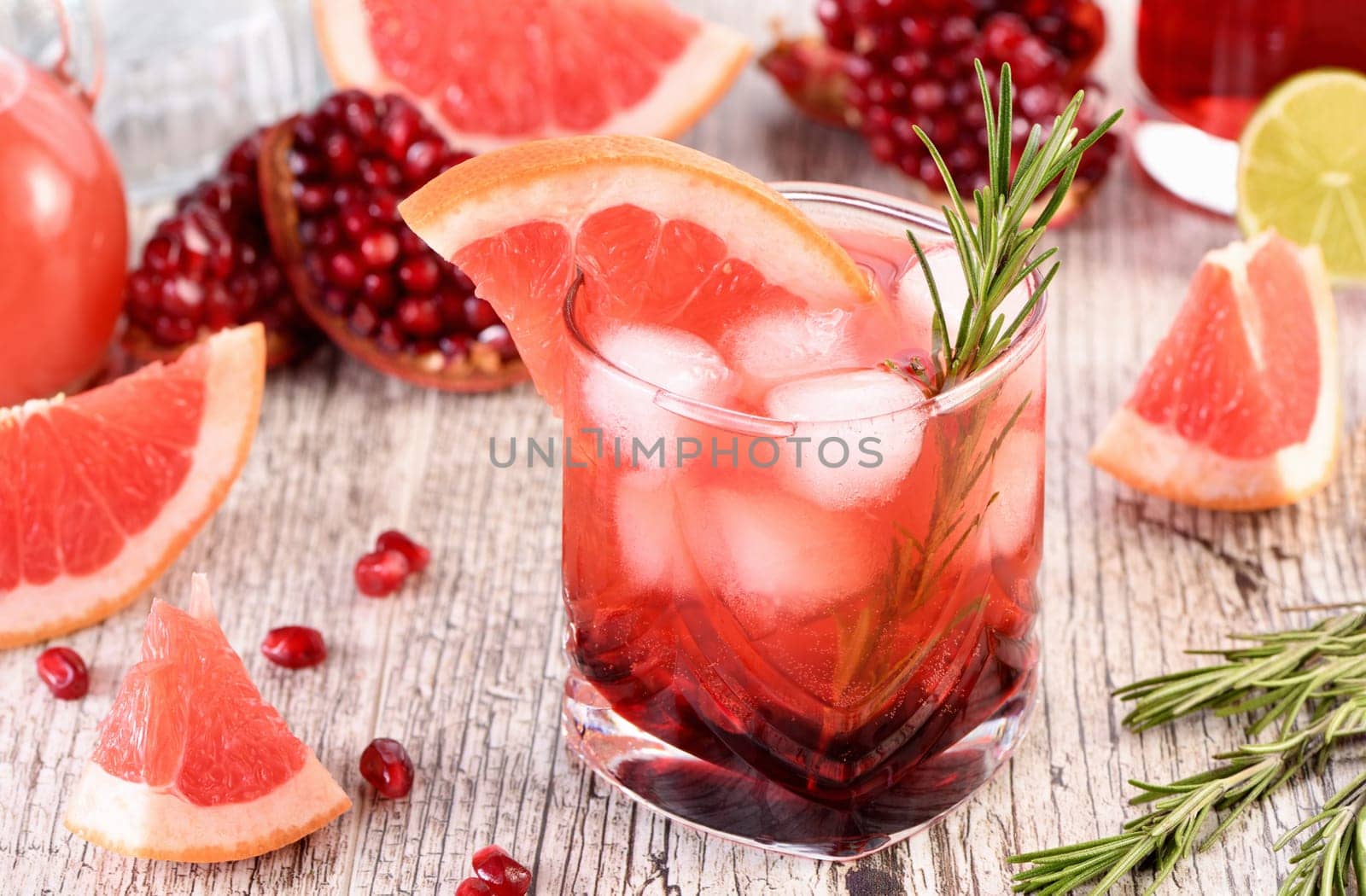 Pomegranate gin and tonic by Apolonia