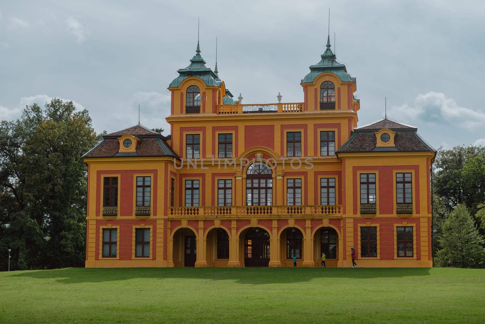 FAVORITE CASTLE LUDWIGSBURG. The Favorite hunting and pleasure palace, located on a hill north of the residential palace, is a gem. With its strong colors in the middle of the green surroundings of the Favoritepark, the castle can be seen from afar. In the surrounding park you will find wild deer, trusting moufflons and ancient trees - a green paradise in the middle of the city.