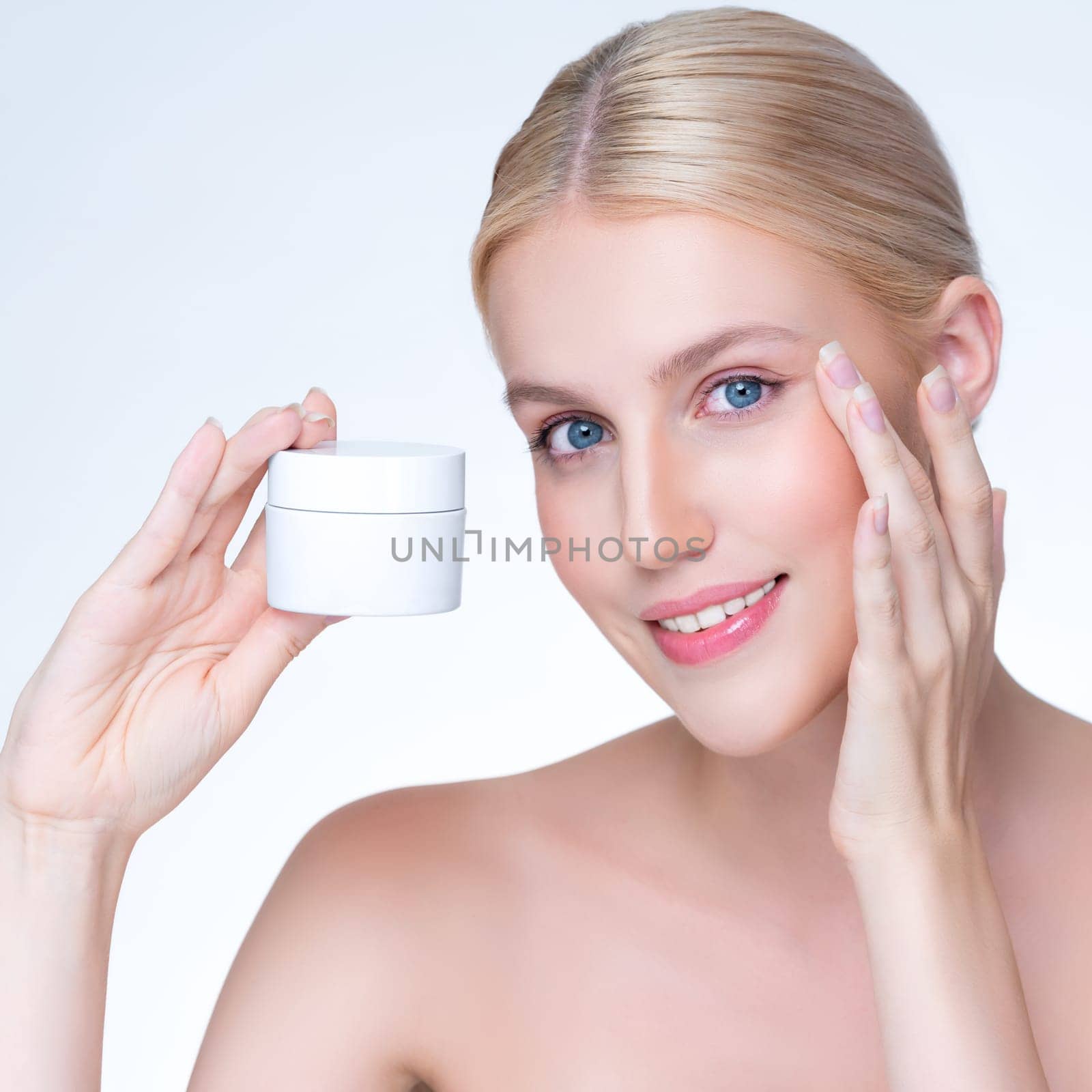 Personable perfect skin woman holding mockup moisturizer product. by biancoblue