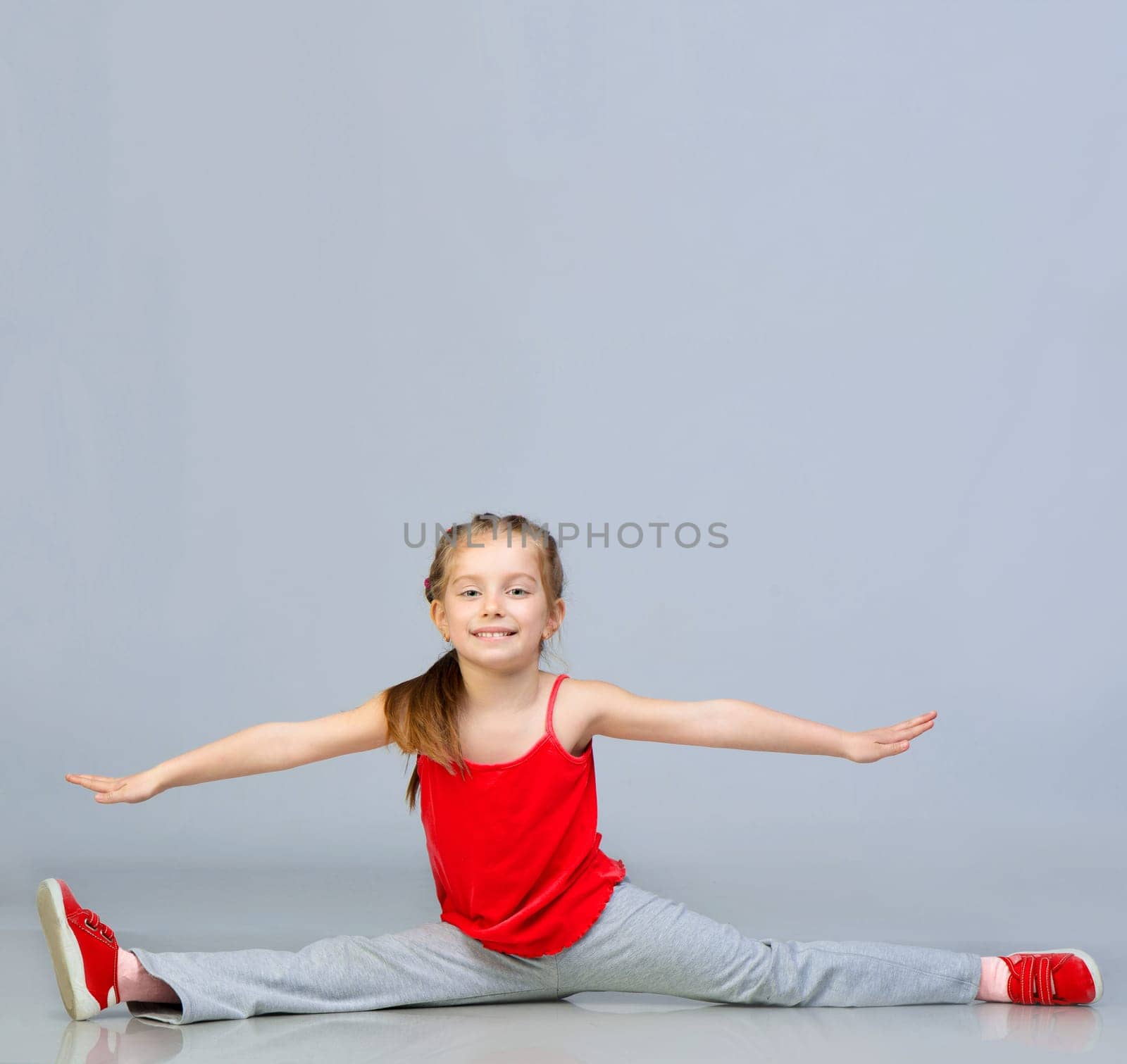 Little girl gymnast by GekaSkr