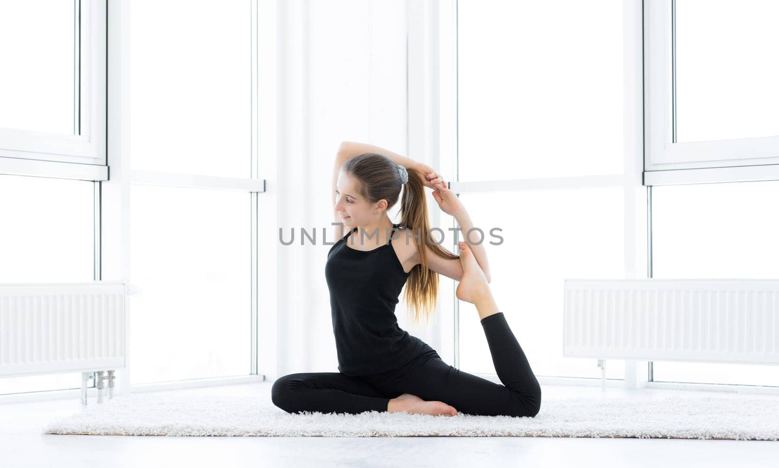 Pretty girl performing acrobatics by GekaSkr