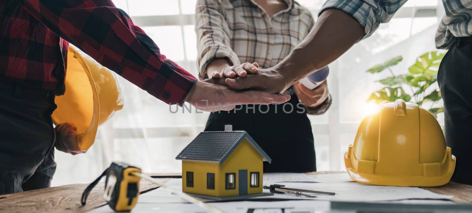 Hand in hand between project contractors and customers due to negotiation of expenses and investments, construction and repair of residential buildings
